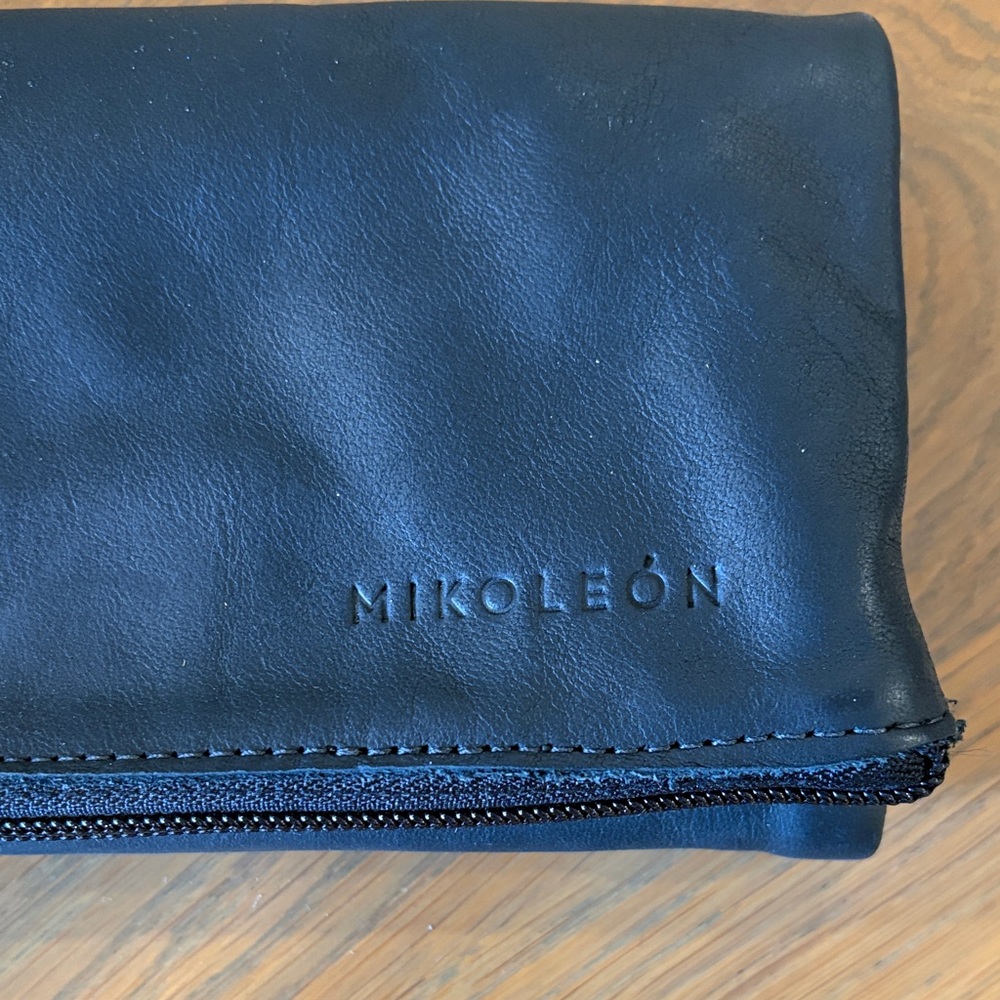 Mikoleón Black Leather Clutch